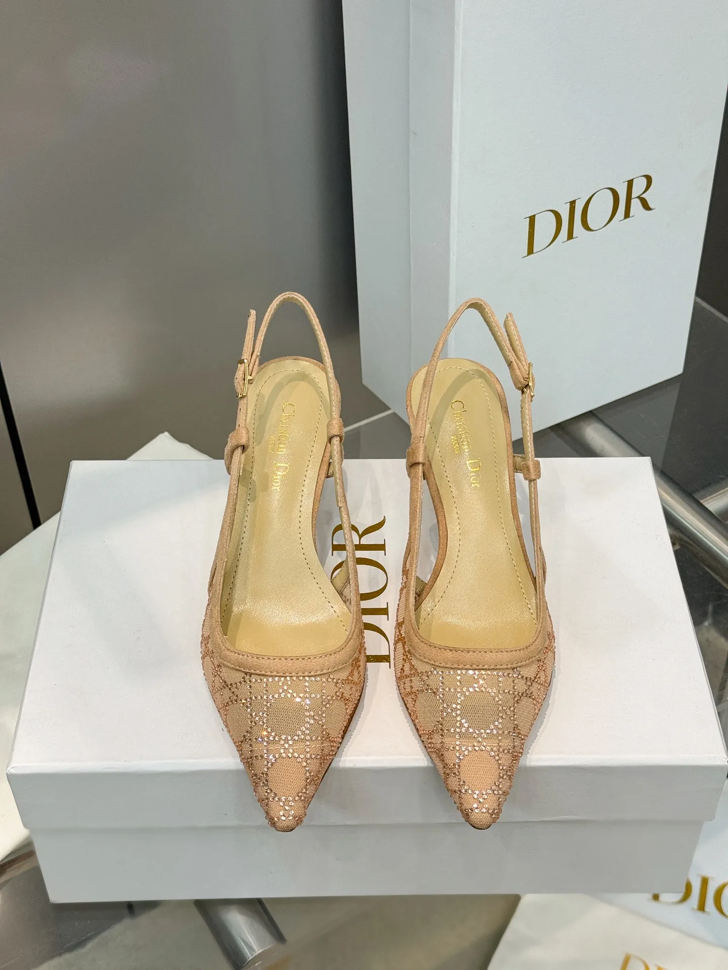 👟👟Ex-factory price 580👟👟 Dior 2025 spring and summer catwalk new style bling...bling...crystal shoes Capture series high-heeled women's shoes Star-same rhinestone square toe cannage pattern cat heel slip-on sandals The top high-end version on the market Exclusive sale Material: Original custom mesh inlaid with hot Australian rhinestones + water-dyed sheepskin feet + original molded hardware buckles + Italian leather outsole Heel height: 6.5CM/9.5CM size: 34-43 (34.40.41.42.43. Customized, non-refundable)